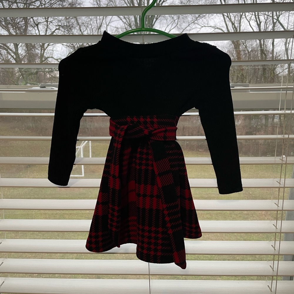 Vestido de bebé de 6 -9 meses con motivos d e navidad . Usado solo una ocasión.